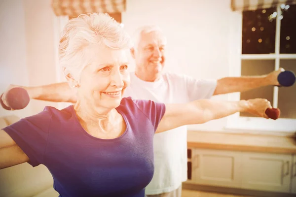 Coppia anziana che esegue esercizio di stretching — Foto Stock
