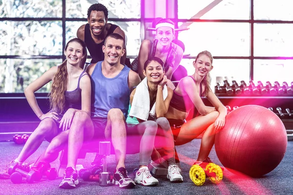 Fitness klass poserar tillsammans — Stockfoto