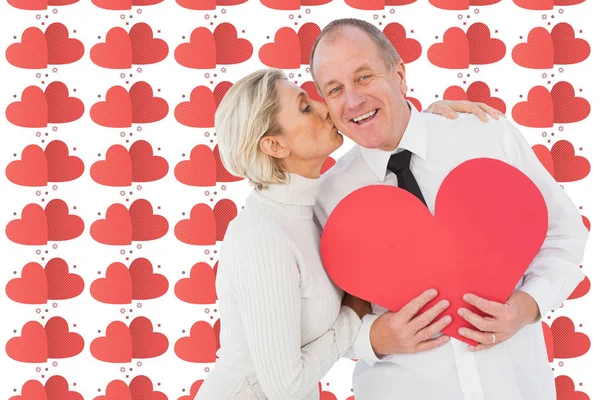 Casal mais velho segurando forma de coração vermelho — Fotografia de Stock