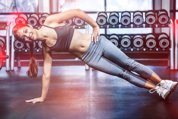 Fitte Frau macht Fitnessübungen — Stockfoto