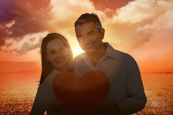 Par som håller stora hjärta form papper — Stockfoto