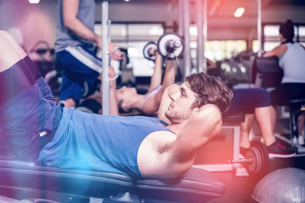 Hombre guapo trabajando sus abdominales — Foto de Stock