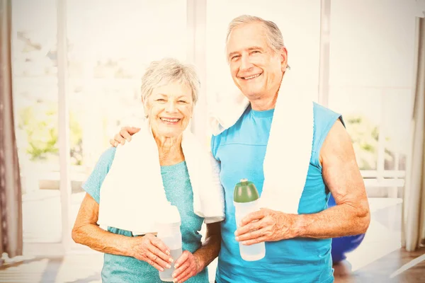 Pasangan senior memegang botol sambil berolahraga — Stok Foto