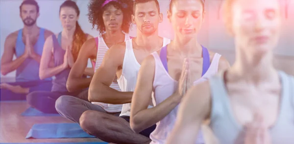 Bir grup insan yoga gerçekleştirme — Stok fotoğraf