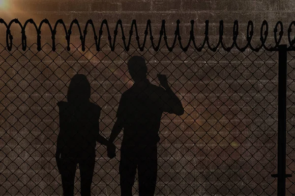 Cuplu fericit de mers pe jos ținând mâinile — Fotografie, imagine de stoc