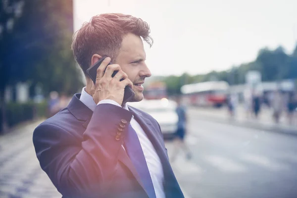 Knappe zakenman spreken op mobiele telefoon — Stockfoto