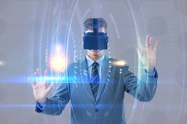 Zakenman die virtual reality-headset gebruikt — Stockfoto