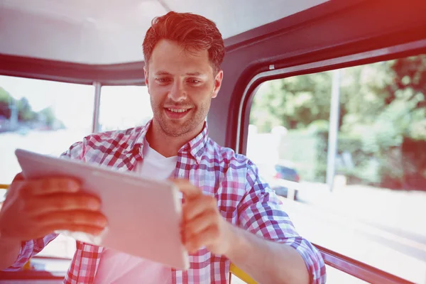 Close up de homem bonito usando tablet digital — Fotografia de Stock