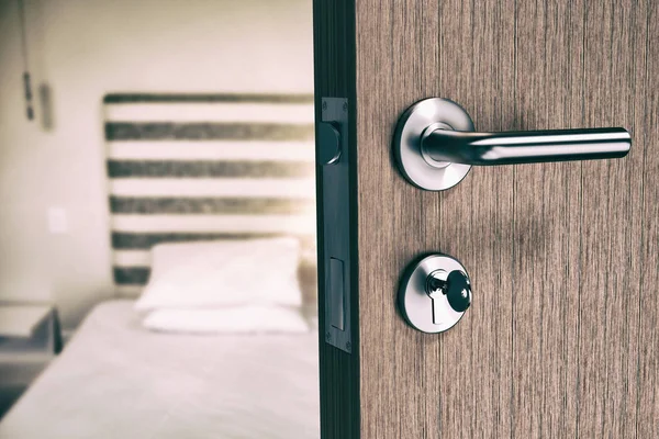 Bruna dörren med dörrhandtaget och nyckel — Stockfoto