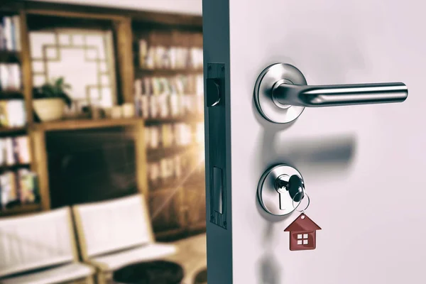 Porta metálica com chave da casa — Fotografia de Stock
