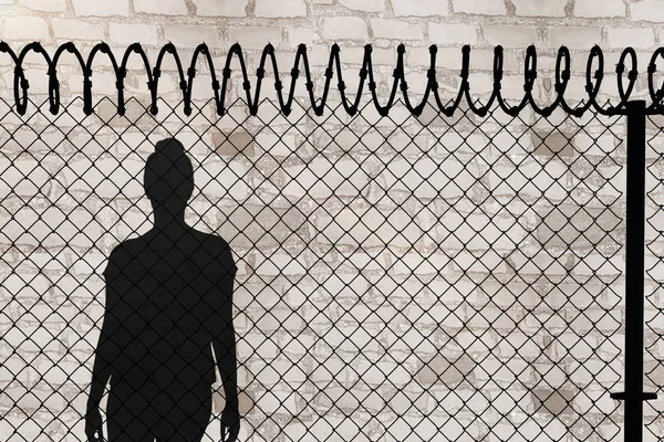 Silhouette di bella donna sulla recinzione a catena che cammina su sfondo bianco — Foto Stock