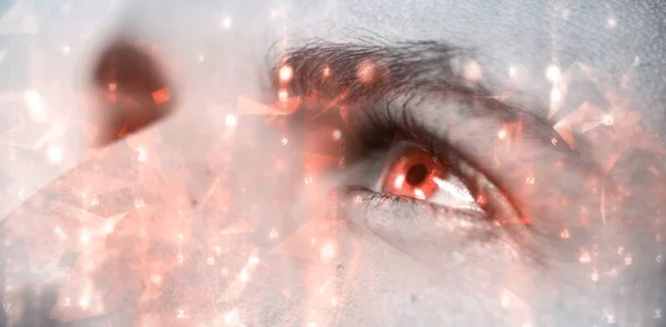 Обрізане зображення людини з червоними очима — стокове фото