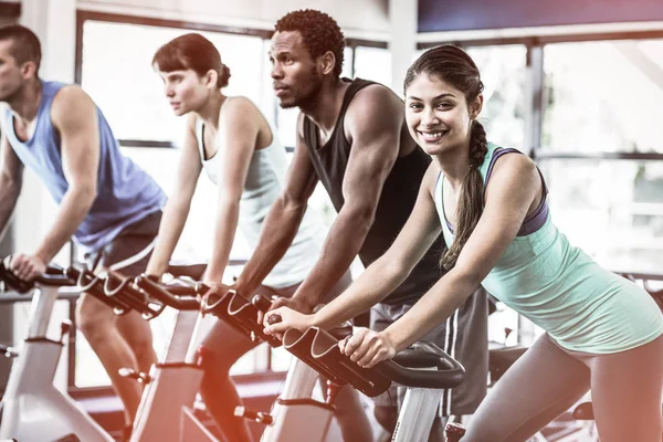 Adatto alle persone che si allenano a lezione di spinning — Foto Stock