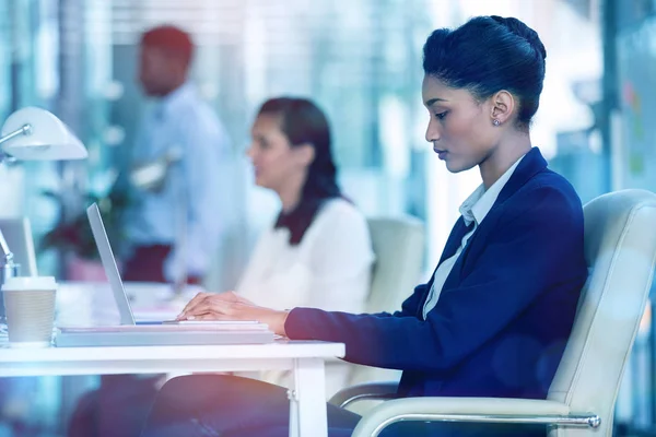 Focused businesswoman working on laptop — Stock Photo, Image