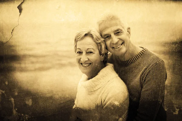 年长的夫妇拥抱在海滩 — 图库照片
