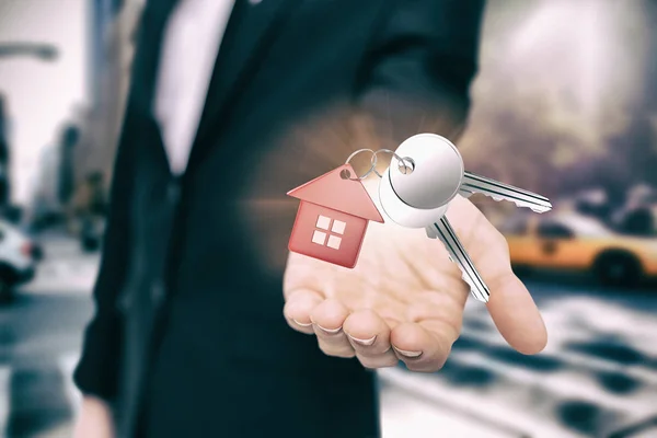 Schlüssel mit Schlüsselbund in der Hand — Stockfoto