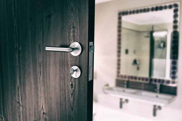 Bruine deur met huissleutel — Stockfoto