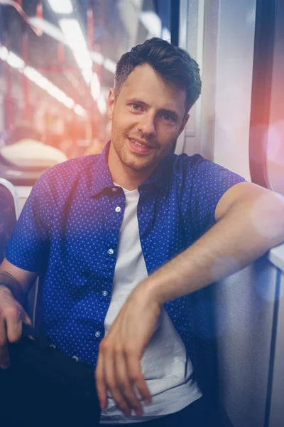 Retrato del hombre viajando en tren — Foto de Stock