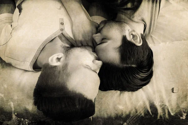 Щаслива гей пара лежить на ліжку — стокове фото
