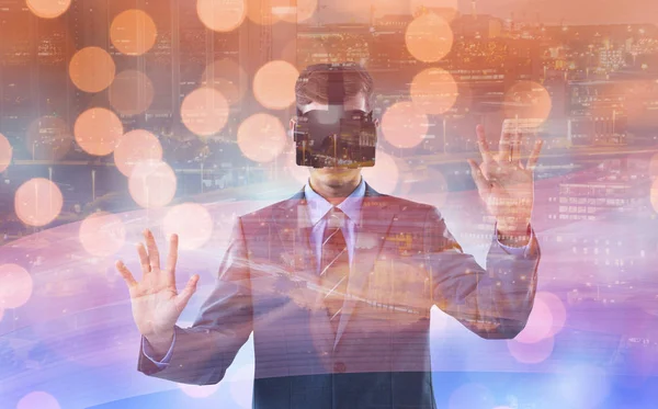 Бизнесмен, использующий гарнитуру виртуальной реальности — стоковое фото