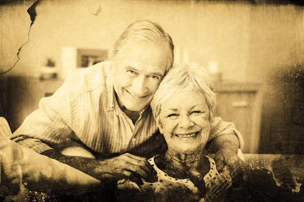 Romantyczna para starszy przytulanie — Zdjęcie stockowe
