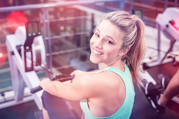 Fit mulher na máquina de desenho — Fotografia de Stock