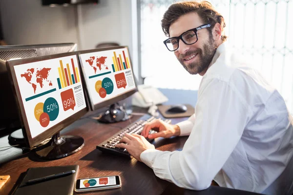 Empresário criativo usando computador — Fotografia de Stock