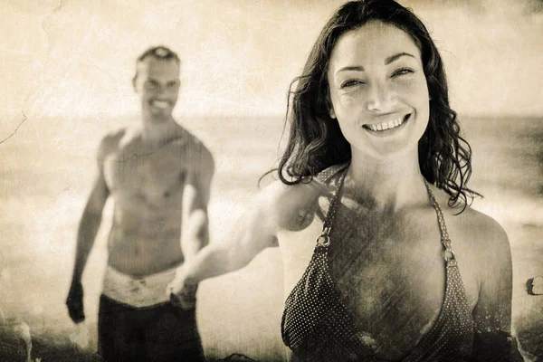 Young couple holding hand on beach — Stock Photo, Image