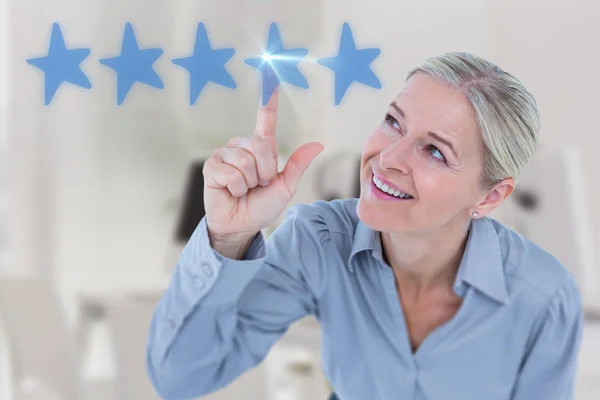 Mujer de negocios sonriente señalando — Foto de Stock