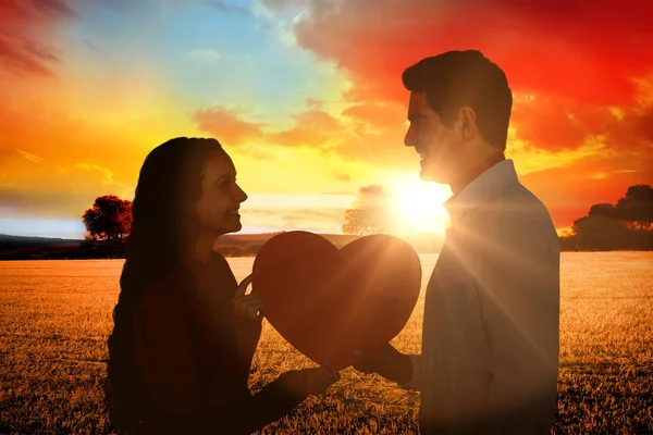 Casal segurando papel coração — Fotografia de Stock