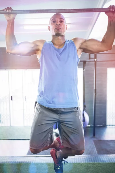 Barfiks çekmek yapıyor erkek atlet portresi — Stok fotoğraf