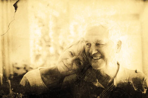 Romantico anziani coppia abbracci — Foto Stock
