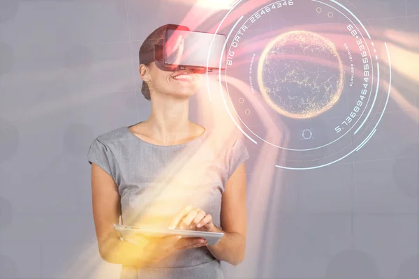 Mujer sosteniendo la tableta digital y usando auriculares de realidad virtual —  Fotos de Stock