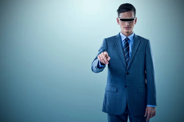 使用虚拟现实眼镜的商人 — 图库照片