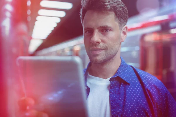 Retrato de homem bonito segurando tablet digital — Fotografia de Stock