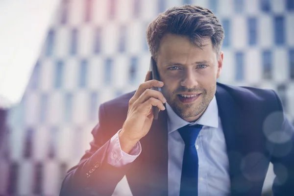 Cep telefonuyla konuşan iş adamının portresi — Stok fotoğraf
