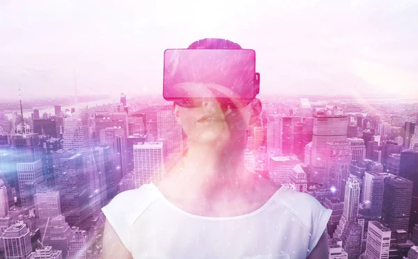 Frau benutzt Virtual-Reality-Simulator — Stockfoto