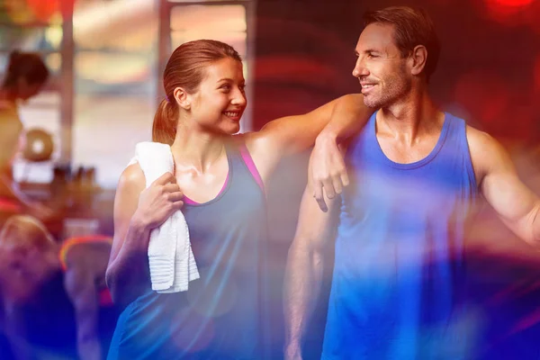 Amici sorridenti in palestra — Foto Stock