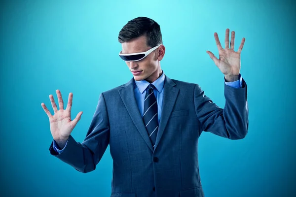 Zakenman met een virtual reality bril — Stockfoto