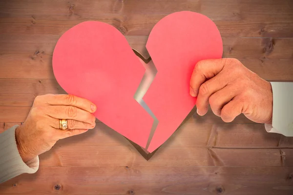 Couple tenant un coeur en papier brisé — Photo