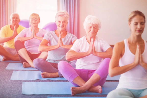 Instructeur uitvoeren van yoga met senioren — Stockfoto