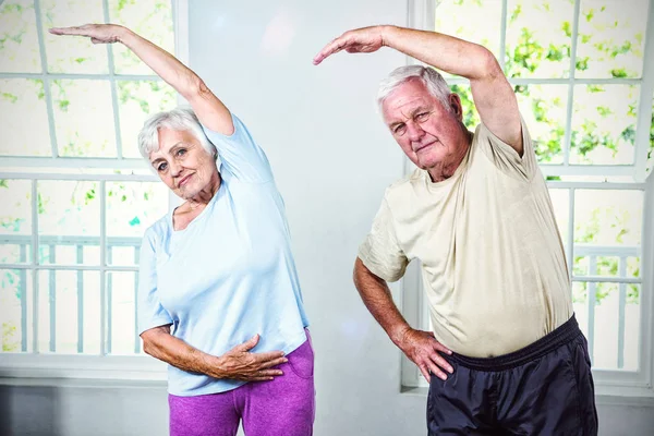 Homme et femme faisant de l'exercice au club de santé — Photo