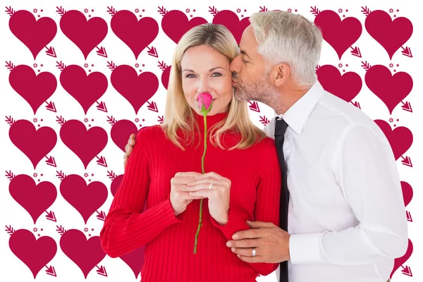 Pohledný muž poskytující ženě polibek — Stock fotografie