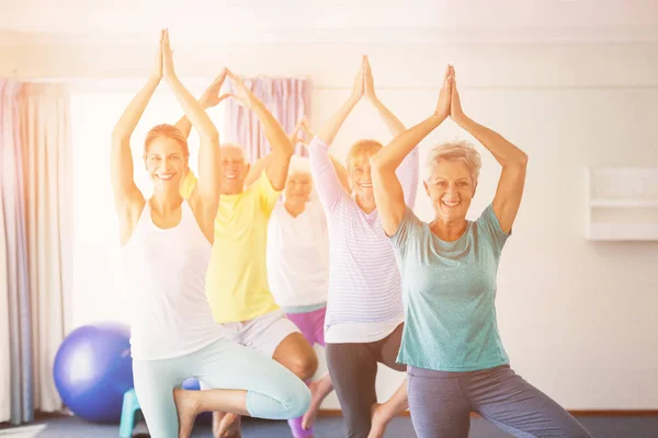 Kursleiterin macht Yoga mit Senioren — Stockfoto