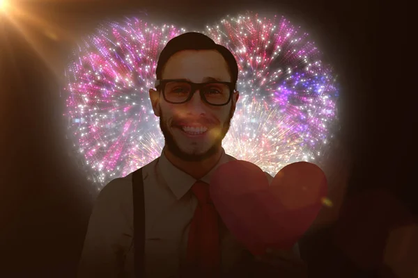 Gülümseyen ve kalp kartı tutan hipster — Stok fotoğraf