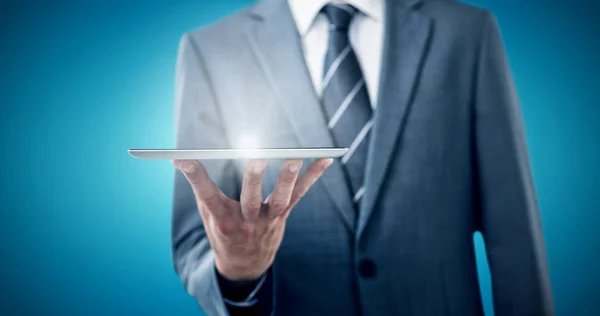 Buik van zakenman met digitale tablet — Stockfoto
