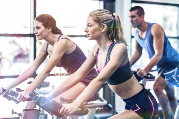 Ajustar a las personas que trabajan en la clase de spinning —  Fotos de Stock