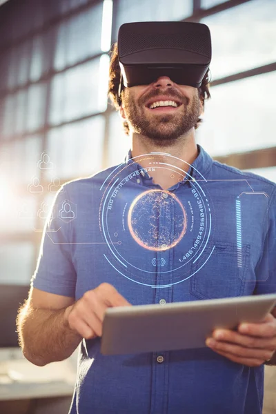 Mannelijke zakenman met behulp van virtual reality headset — Stockfoto