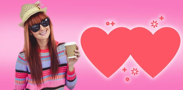 Kahve tutan hipster kadın — Stok fotoğraf