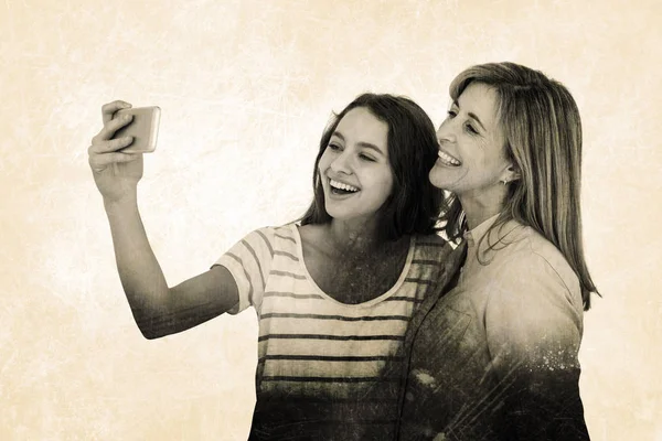 Madre e hija tomando selfie — Foto de Stock